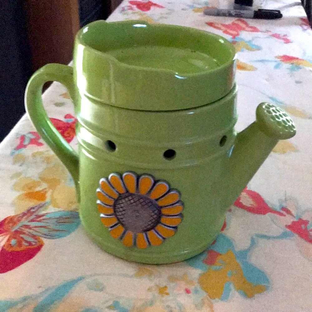 Green Watering Can with Yellow Flower Design-this is a melt warmer plug in